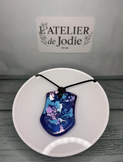 Collier Bouclier Galaxie Fait Main en Résine Époxy avec cordon amovible noir